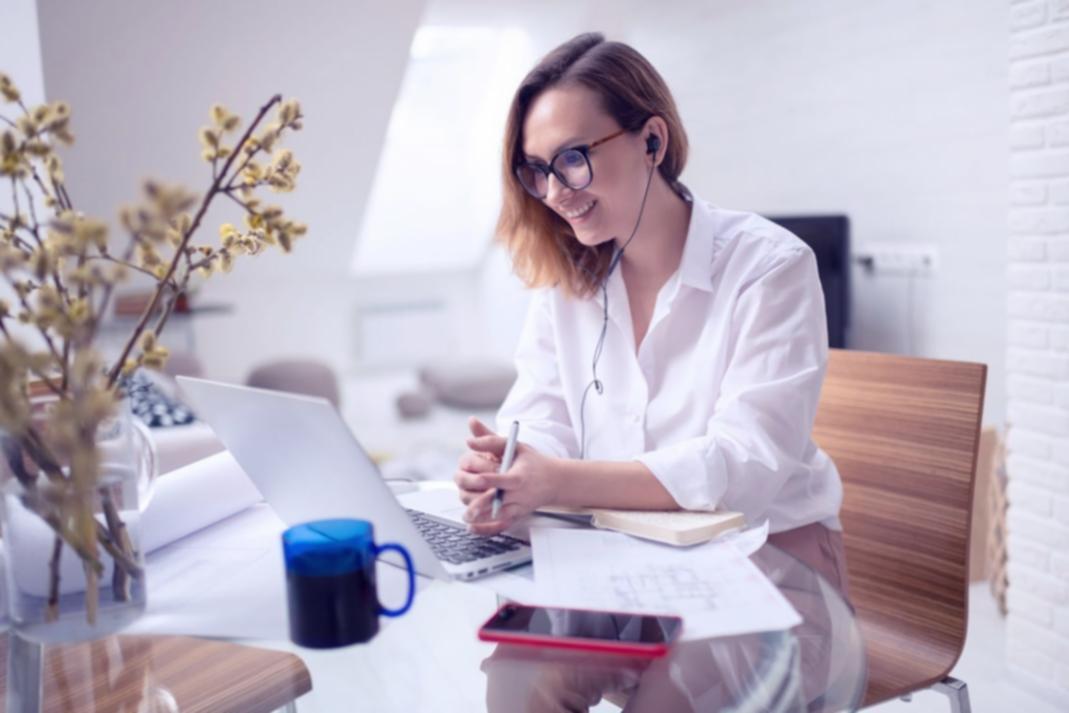 Lernende bei einem Online-Masterclass-Kurs zur Zielerreichung